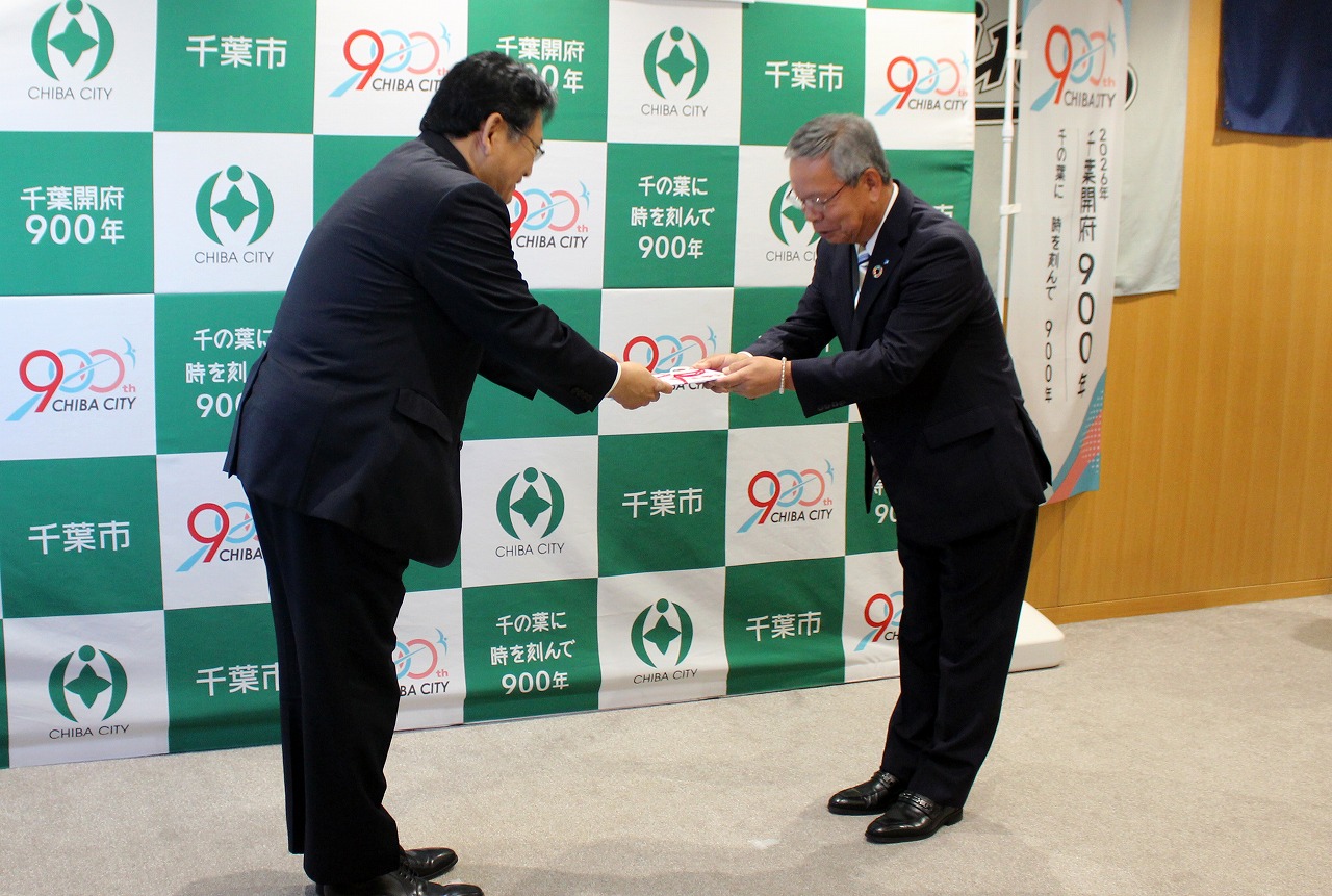 村杉会長（右）が神谷市長に寄付目録を贈呈した