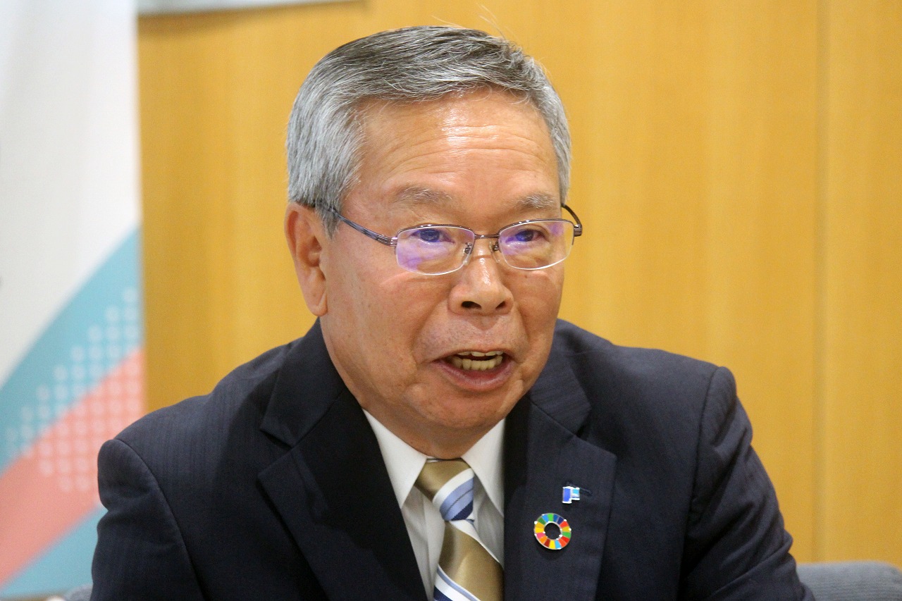 あいさつする村杉会長