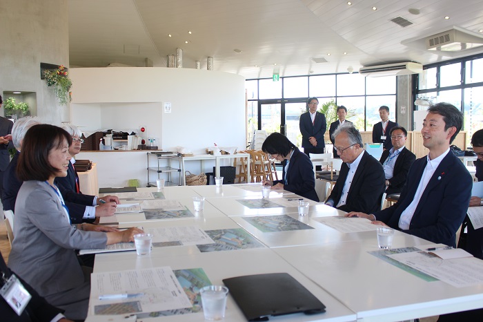 みのりの郷東金で熊谷知事（右）に旧豊成飛行場跡地の課題などを説明する山下市長