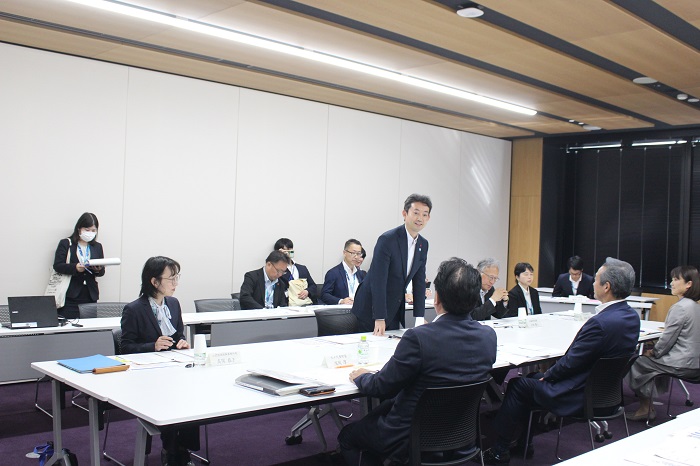 各市町長と活発に意見を交わした