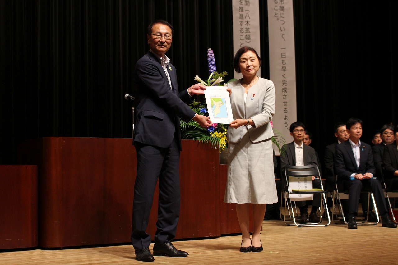 高梨副知事（右）に要望書を手渡す米本会長