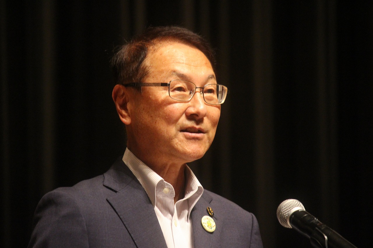 あいさつに立つ米本会長