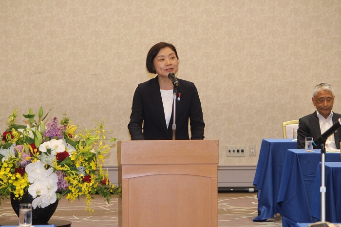 あいさつする高梨副知事