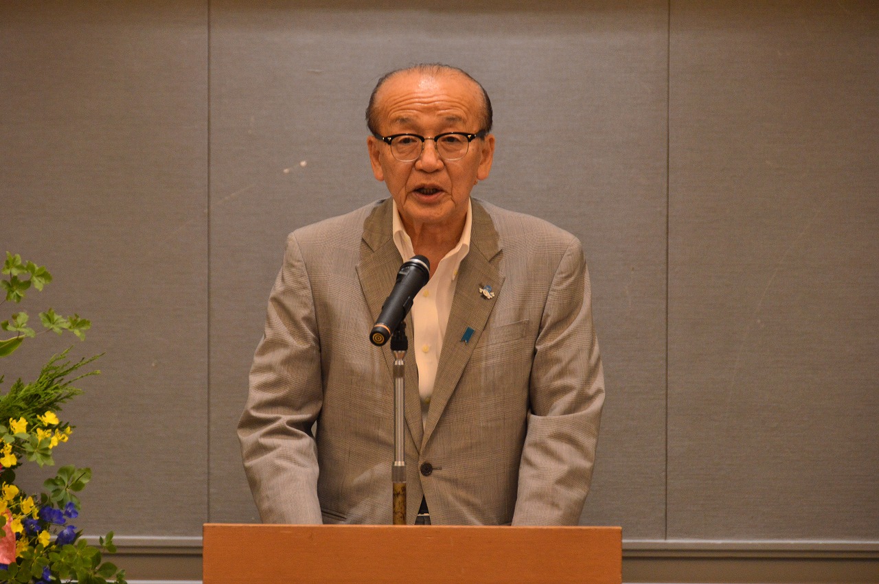 あいさつする小泉会長