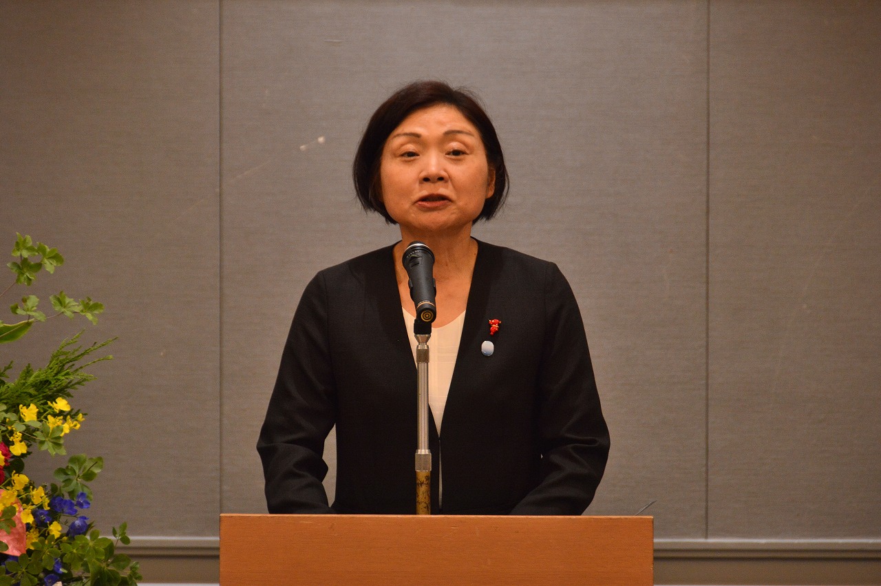 来賓祝辞を述べる高梨副知事