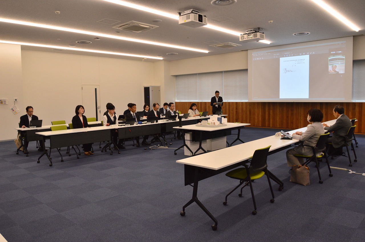 スタディ模型（中央）を用いながら議論を展開した