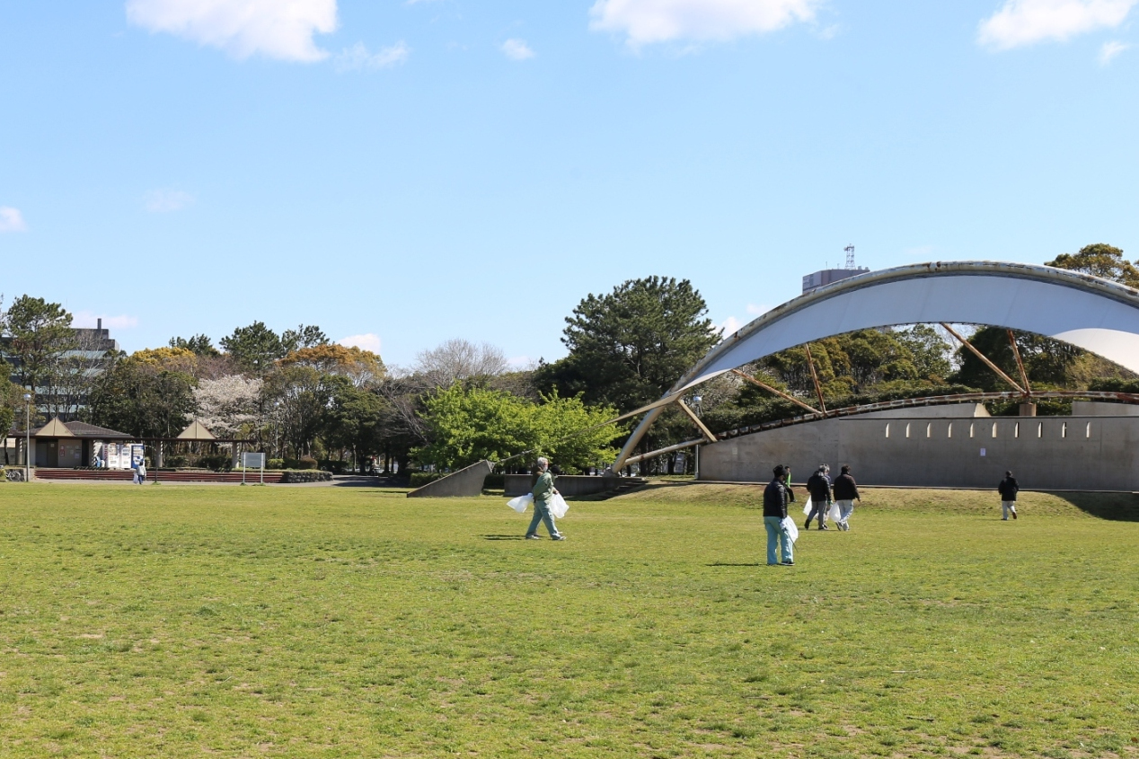 千葉ポートパークの円形芝生広場と屋外ステージ