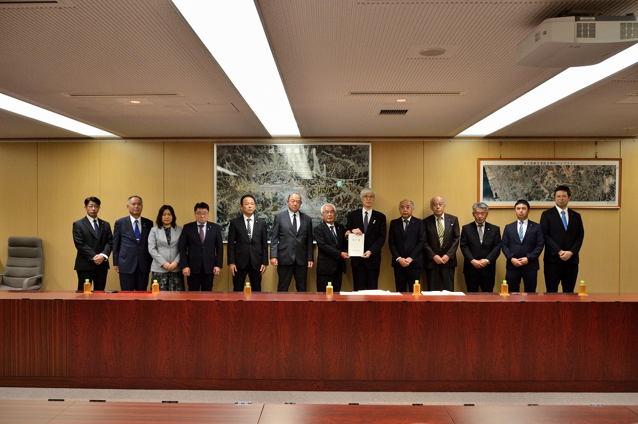 實川議長（中央）を含む芝山町議会議員と、藤井社長（左から６人目）