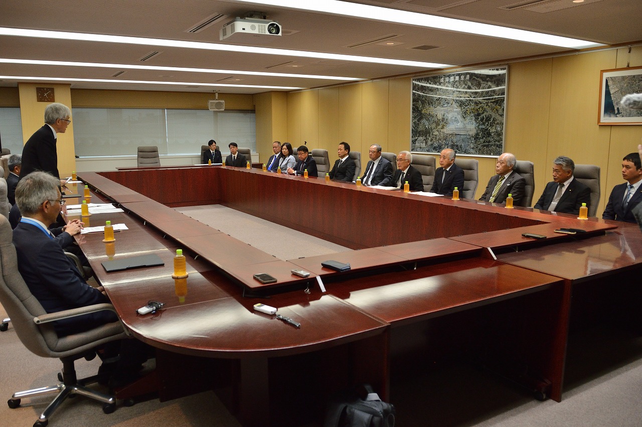 芝山町議会全員が集い、提言書を提出