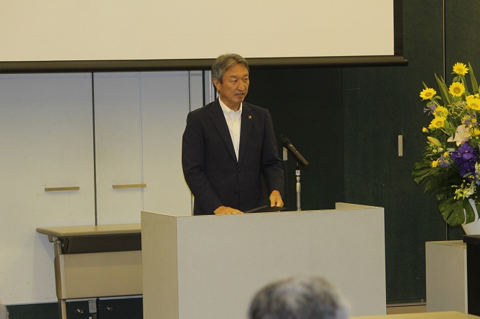 あいさつする高橋市長