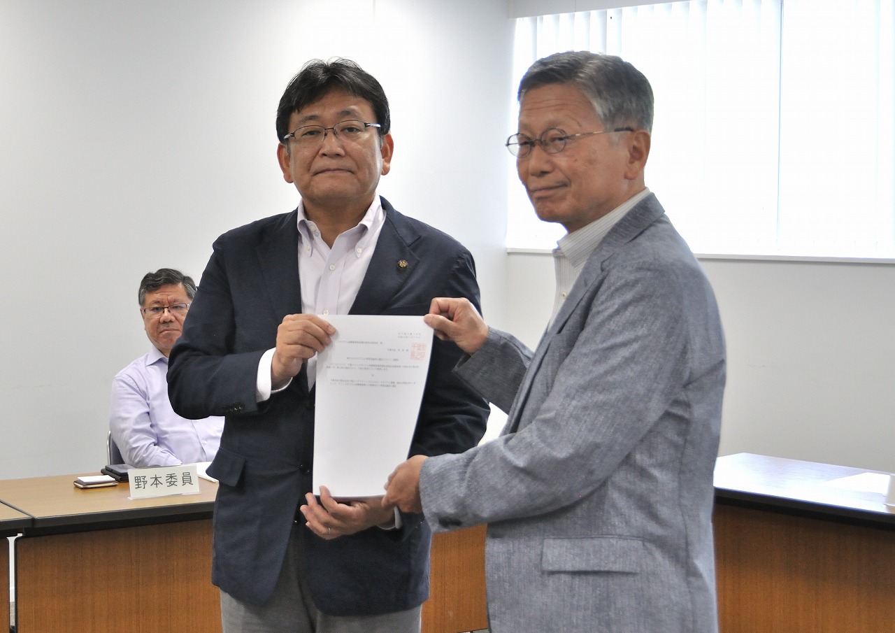 諮問書を手にする北原名誉教授（右）と神谷市長