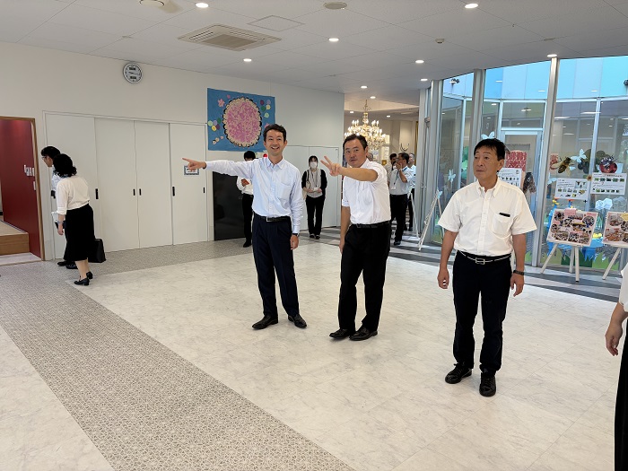 ｔｈｅ　Ｇｒｅｅｎ内の認可保育園を視察する熊谷知事（左）と藤代市長（中央）など