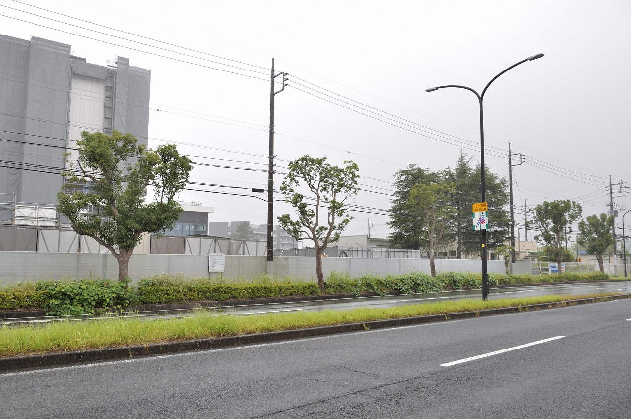 市原市道００３４号線（学園通り）から望む、ちはら台キャンパス