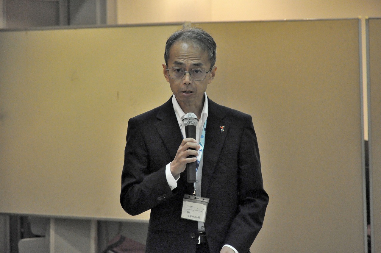 あいさつする田中会長