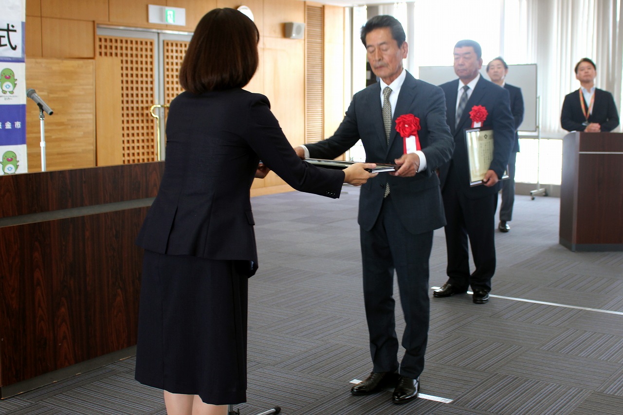 山下市長（左）から賞状を受け取る伊藤公男・東松建設代表取締役