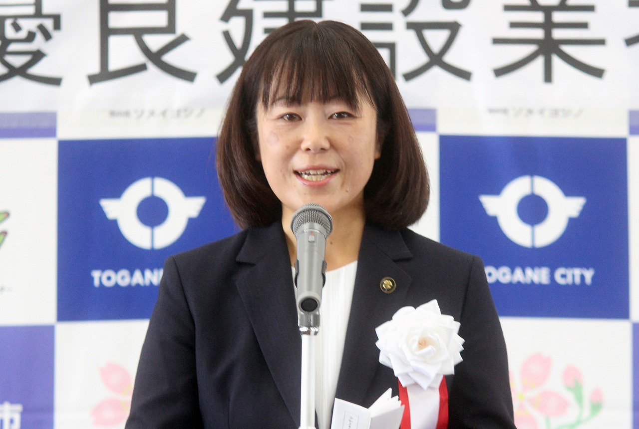 あいさつする山下市長