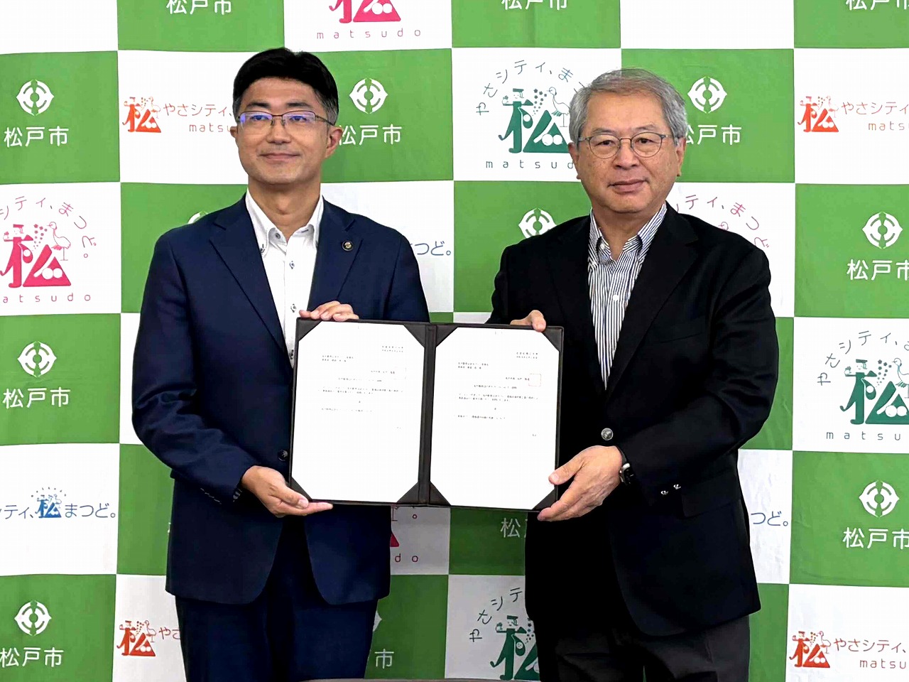 松戸市長（左）が横張委員長に諮問書を手交した