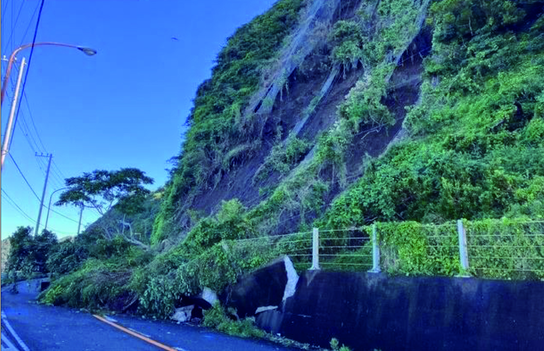 被災した国道１２７号元名区間（富津市金谷地先）