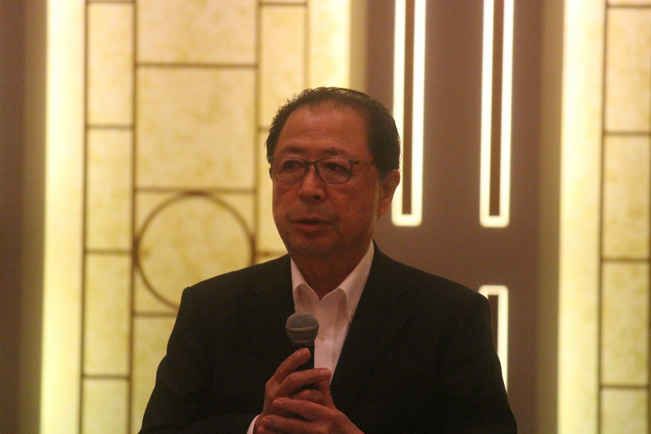 あいさつに立つ石井会長