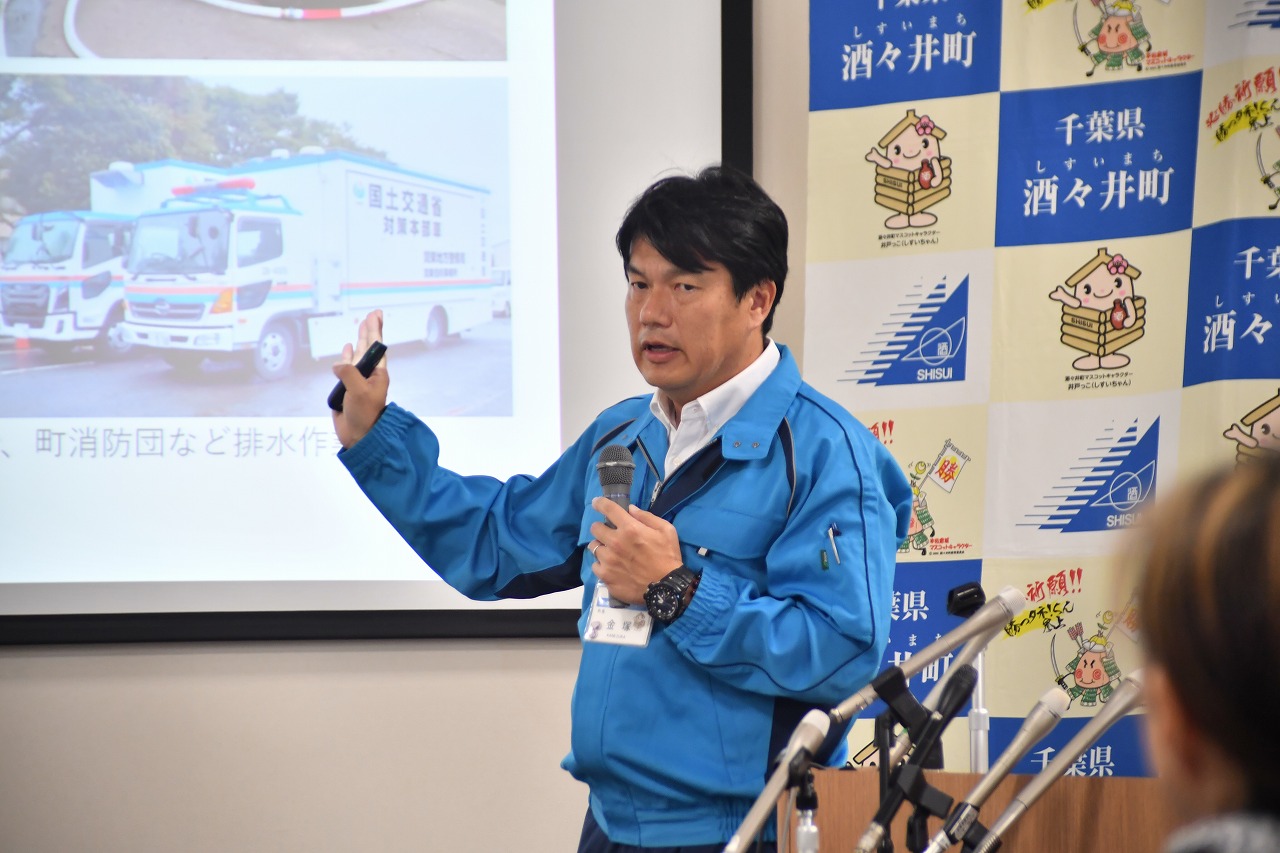 対応状況を説明する金塚町長
