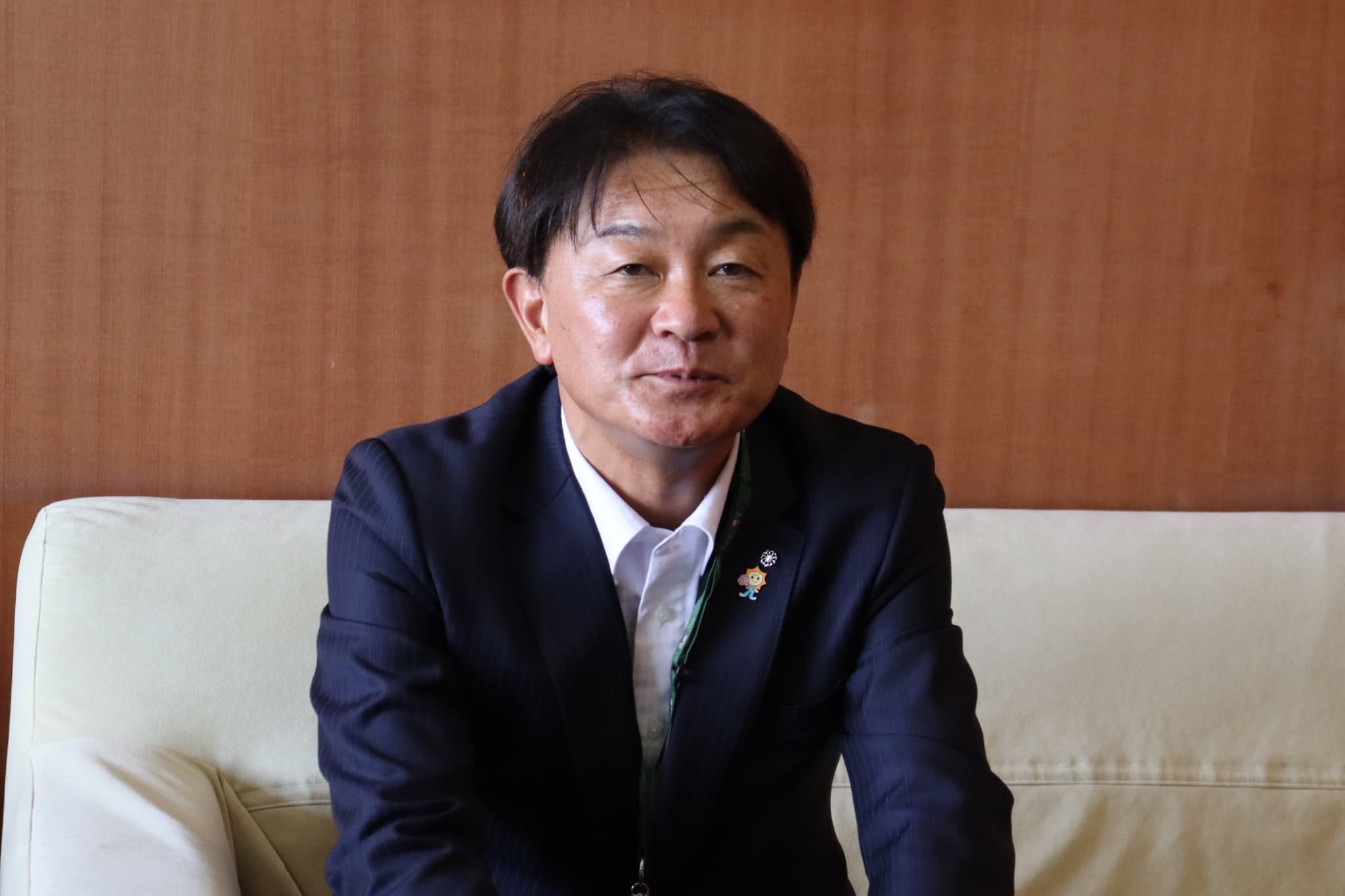 インタビューに応える岡本高直村長