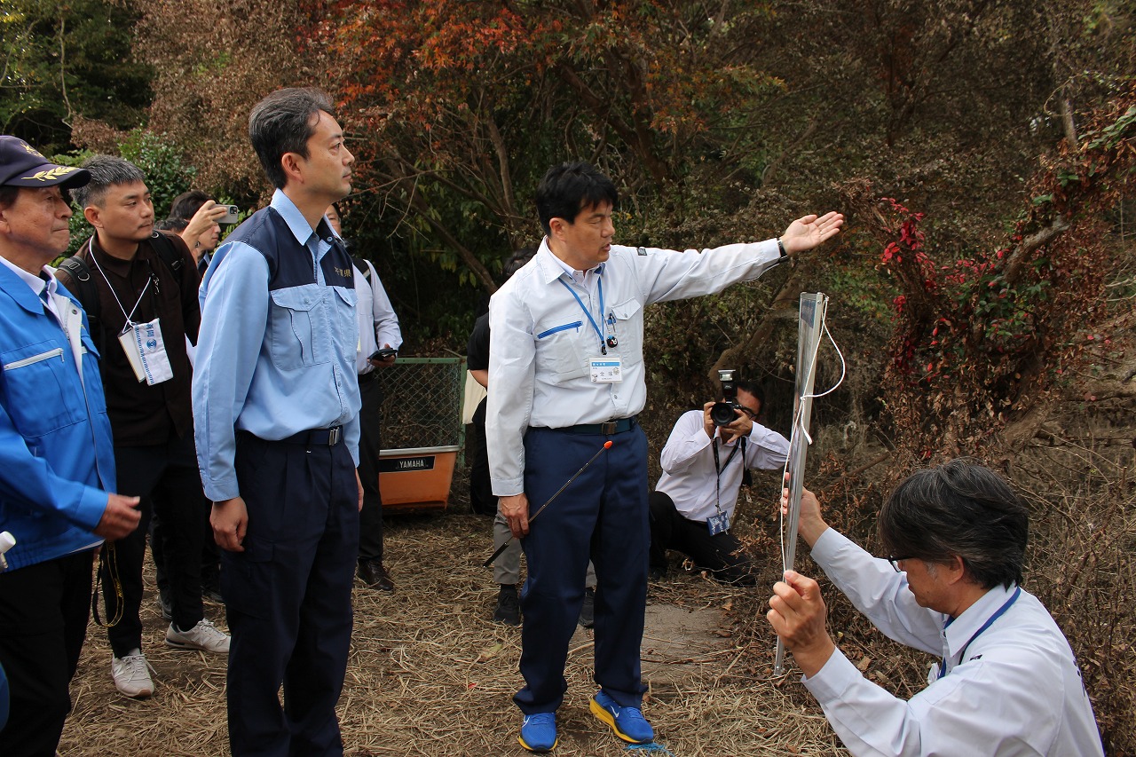 開運団地で熊谷知事（左）に被害状況などを説明する金塚町長