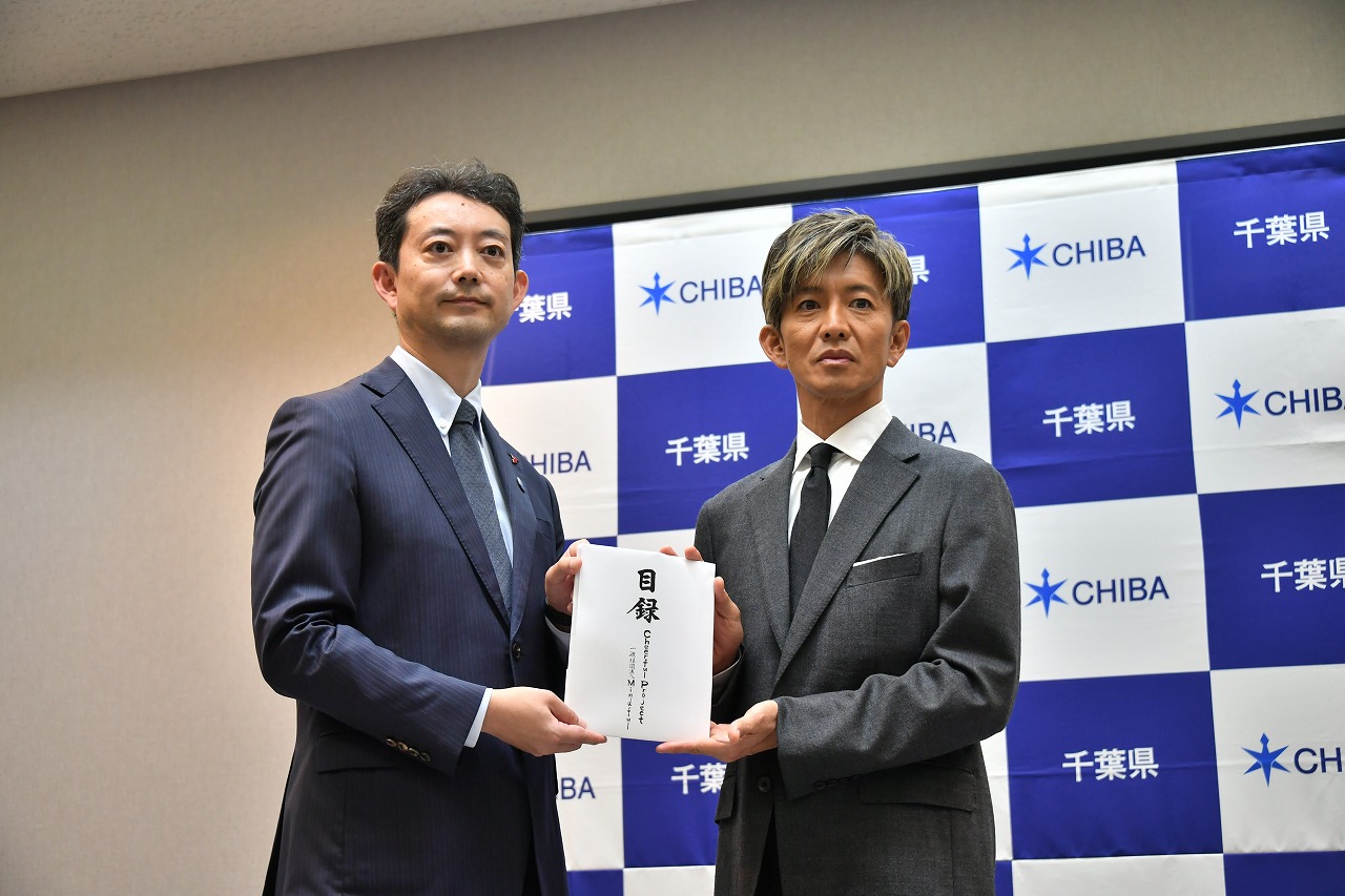 義援金の目録を手にする木村さん（右）と熊谷知事